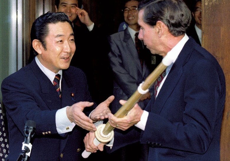 1990年代の日米貿易摩擦の真っただ中、ミッキー・カンター米通商代表に竹刀の使い方を説く橋本龍太郎通産相（1995年、ジュネーブ）　REUTERS