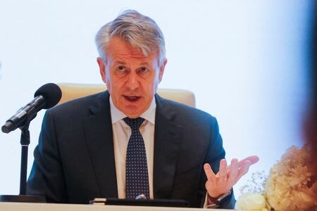英石油大手ロイヤル・ダッチ・シェルのベン・ファン・ブールデン前最高経営責任者（ＣＥＯ、写真）は９日、欧州の石油・ガス会社は今後、米国の上場ライバル企業との競争がより困難になるとの見通しを示した。２０２２年１０月、カタールのドーハで撮影（２０２４年　ロイター/Hamad I Mohammed）