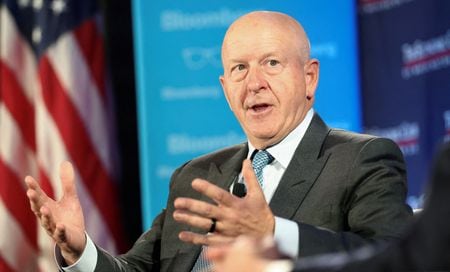 米ワシントンのエコノミック・クラブでインタビューに応じるゴールドマン・サックスのデービッド・ソロモンＣＥＯ。２０２５年１０月撮影。REUTERS/Kevin Lamarque