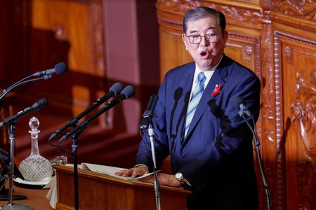 石破茂首相は８日、金融政策について、具体的な手法は日銀に委ねられるとの見方を改めて示した上で、「（日銀には）政策趣旨の丁寧な説明を期待する」と述べた。写真は4日、国会で所信表明演説する石破首相（２０２４年　ロイター／Kim Kyung-Hoon）