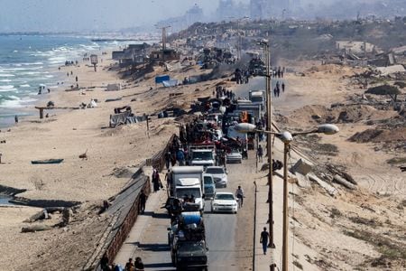 　９月１５日、イスラエル軍が、パレスチナ自治区ガザのガザ市占領に向け地上攻撃を開始したと、ニュースサイトのアクシオスがイスラエル当局者の話として報じた。写真は退避する住民ら。同日、ガザで撮影（２０２５年　ロイター/Mahmoud Issa）