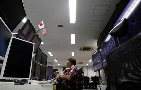 　６月１０日、円安が加速するなか、韓国からインドネシア、インドまで、アジア各国の金融当局は自国の競争力低下を警戒。写真は東京都内のＦＸ会社、３月撮影（２０１５年　ロイター/Yuya Shino）