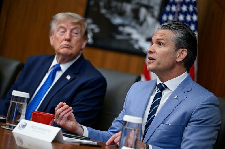 米国のヘグセス国防長官（右）とトランプ大統領。７月３１日、米メリーランド州のキャンプ・デービッドで撮影（２０２６年　ロイター/Daniel Heuer）