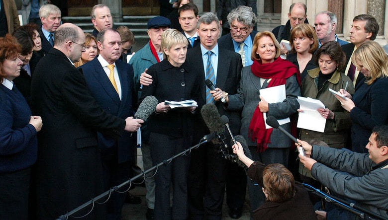 SIDSで2人の子供を失ったが殺人罪で有罪となり、3年の服役の後に釈放されたサリー・クラーク（中央、2003年）