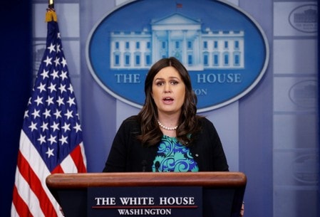 　３月１１日、米国のトランプ政権は夜、フロリダ州の高校で先月起きた乱射事件を受け、学校の安全対策案を発表した。写真は会見するサンダース報道官。ホワイトハウスで９日撮影（２０１８年　ロイター／Leah Millis）