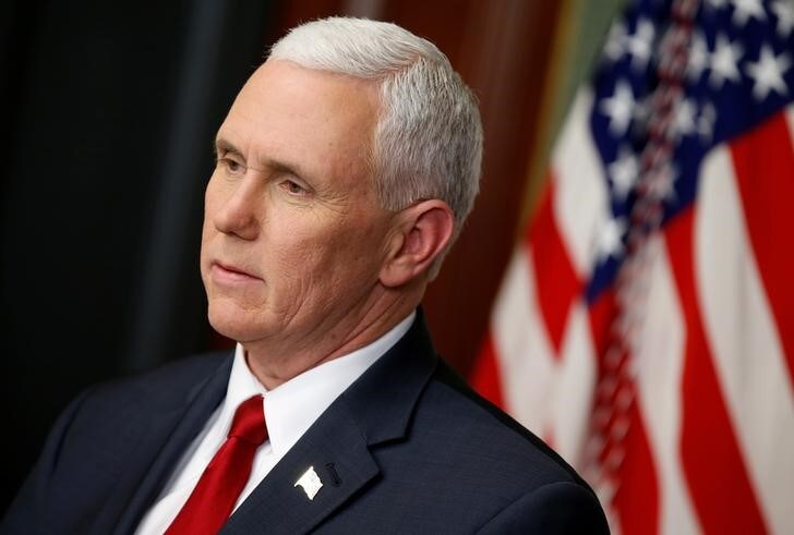３月２日、ペンス米副大統領は、インディアナ州知事時代に公務で私用メールアドレスを使い、情報を送受信していた。副大統領の事務所が声明で明らかにした。写真は１日ワシントンで撮影（２０１７年　ロイター／Joshua Roberts）