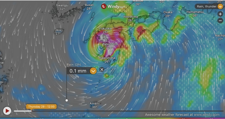 日本列島を暴風雨に巻き込みながら進むとみられる台風10号　windy,com