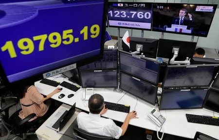 　５月８日、東京株式市場で日経平均は３日続伸。３月２日に付けた取引時間中の年初来高値を更新し、終値は２０１５年１２月３月以来、１年５カ月ぶりの水準を回復した（２０１７年　ロイター／Toru Hanai）