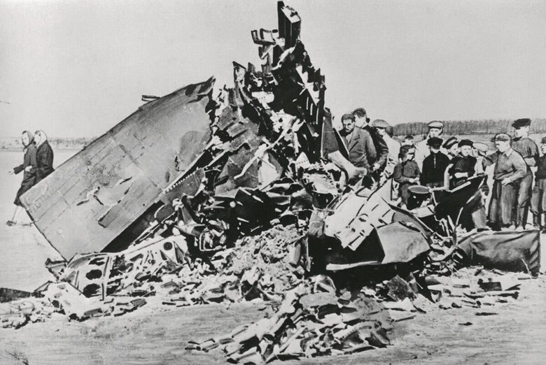 撃墜されたU2機の機体の周りに集まるソ連市民（1960年）　BETTMANN/GETTY IMAGES