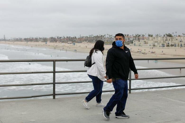 米カリフォルニア州のニューサム知事は新型コロナウイルス感染者の急増を踏まえ、州内の大半の地区でレストランの店内飲食を禁止し、バーやパブなどの営業停止を命じた。経済活動の再開に向けて解除していた制限措置の再導入となる。写真は同日、カリフォルニア州のハンチントンビーチで(2020年　ロイター/Mike Blake)