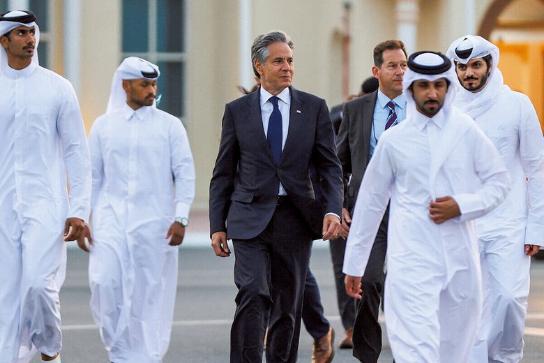 ブリンケン米国務長官（中央）は合意をまとめようと必死だ（6月12日、ドーハ）　IBRAHEEM AL OMARIｰPOOLｰREUTERS