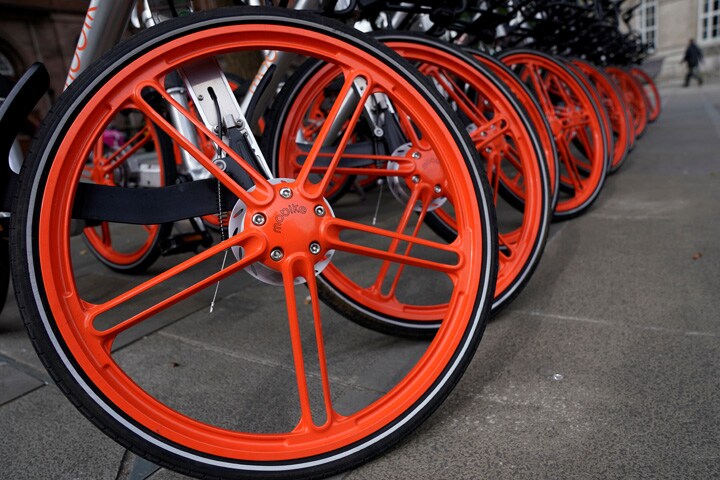 英マンチェスターに進出したモバイクのシェア自転車。日本でも8月に札幌でサービスを開始した　Phil Noble-REUTERS