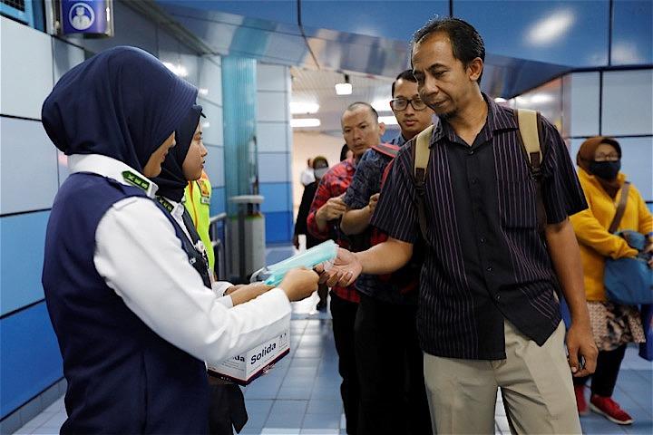 感染者が確認されてからジャカルタ市内では通勤電車の乗客にマスクが配布されるように。Willy Kurniawan - REUTERS