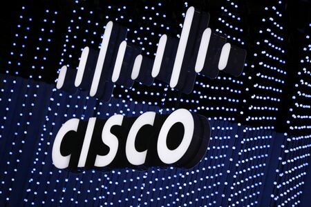 　ネットワーク機器大手の米シスコシステムズは８日、人工知能（ＡＩ）のデータセンター間を結ぶために設計された新たなネットワーク用半導体を発表した。同社ロゴの資料写真(２０２５年　ロイター/Nacho Doce)
