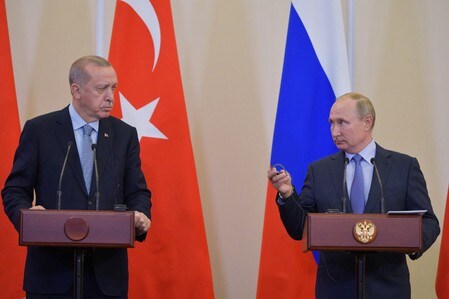 トルコのエルドアン大統領とロシアのプーチン大統領が２２日会談し、トルコが展開するシリア北部での軍事作戦について協議した。ソチで撮影（２０１９年　ロイター/SPUTNIK）