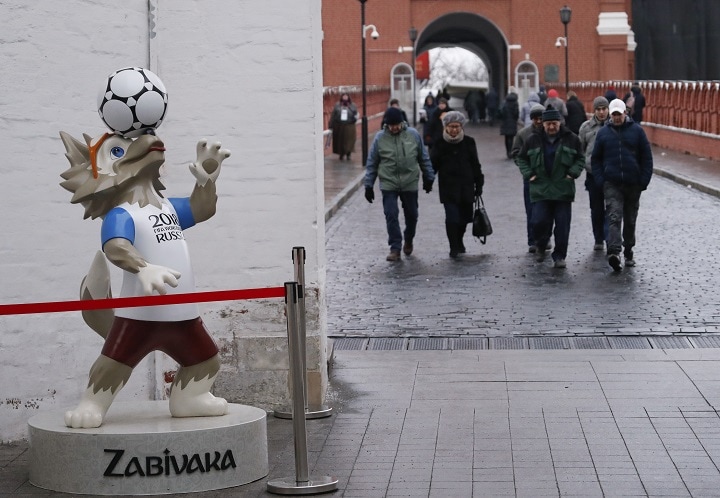 クレムリンのそばに展示されたW杯ロシア大会公式マスコット　Sergei Karpukhin-REUTERS