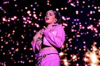 【動画】新曲MVは日本で撮影...温泉でヌード姿も披露したロザリア