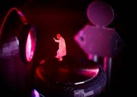 「レイア姫のホログラム」へ一歩前進　レーザー光によるカラー三次元動画の投影に成功