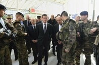 仏首相「欧州全域で新たな攻撃計画」、100カ所超で過激派捜索