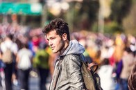 外国人労働者の受け入れ拡大策は、移民政策として実施すべき