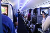 【写真】飛行機内でぐっすり眠った女性、目覚めると「信じられない光景」が目の前に...「最悪」「同じ経験ある」の声