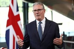 英首相、マスク氏に政治介入やめるよう要求　殺人事件巡る投稿問題視
