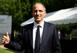 来年の仏大統領選、中道左派グリュックスマン氏が出馬表明