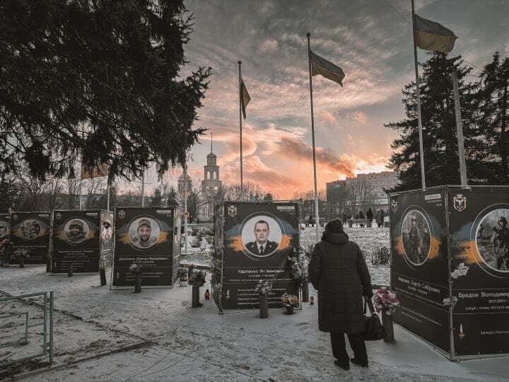 戦死兵の遺影が並ぶ広場