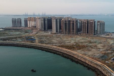 中国国家統計局が１６日発表した１─４月の不動産投資は前年同期比６．２％減少し、１─３月の５．８％減から落ち込みが加速した。写真は海南省儋州市で撮影（２０２３年　ロイター/Aly Song）