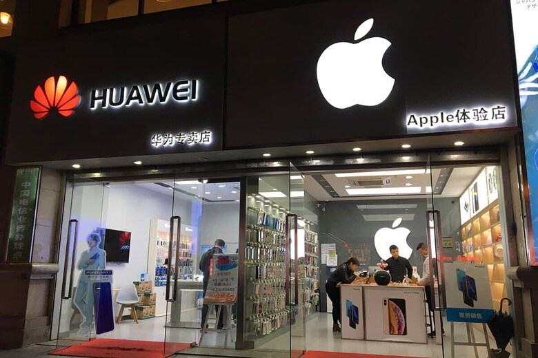「中国を愛するならHuaweiを買うべき」「iPhoneを買うなら裏切り者」という空気が蔓延しているとの声も（写真は2018年11月、中国・深圳）　StreetVJ-Shutterstock