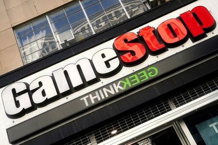 　２月２４日午後の取引で米ゲーム販売のゲームストップの株価が２倍強に跳ね上がった。写真はゲームストップの店舗。１月にニューヨークで撮影（２０２１年　ロイター／Carlo Allegri）