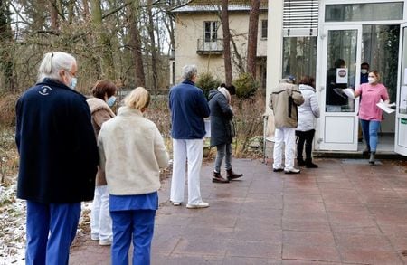 　１月１５日、ロベルト・コッホ研究所（ＲＫＩ）が公表したデータによると、ドイツの新型コロナウイルス感染者数が累計で２００万人を突破し、死者は約４万５０００人に達した。写真はベルリンでワクチン接種を待つ人々。１４日撮影（２０２１年　ロイター/Fabrizio Bensch）