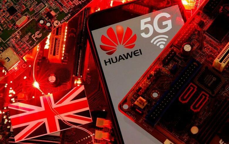 英政府は30日、次世代通信規格「5G」ネットワークから中国の通信機器大手、華為技術（ファーウェイ）製品を排除する計画の一環として、国内通信会社によるファーウェイ製機器のインストールを2021年9月から禁止すると発表した（2020年　ロイター／Dado Ruvic）