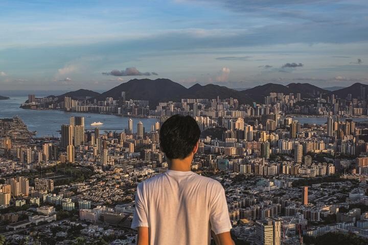 未来はどこに? 九龍半島のビーコンヒル山頂からビクトリアハーバーを眺める少年　Chan Long Hei for Newsweek Japan