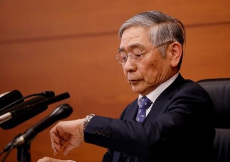 日銀は２７日の金融政策決定会合で国債購入の上限を撤廃した。黒田東彦総裁は、経済対策の財源としての国債に増発圧力が高まる中、日銀として国債購入を強化し長期金利の上昇を抑制する意思を鮮明にした格好だ。１月撮影（２０２０年　ロイター/KIM KYUNG-HOON）