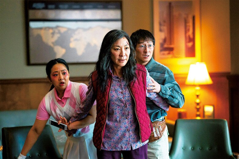 税務申告のやり直しを迫られ、夫のウェイモンド（右）に不満を持ち、娘（左）との関係に悩むエブリン（中央）がマルチバースを救う戦いに挑む　©2022 A24 DISTRIBUTION, LLC. ALL RIGHTS RESERVED.