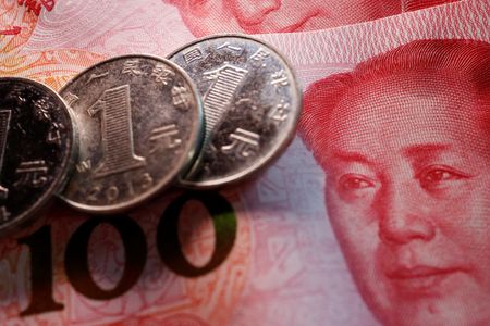 　８月９日、ブルームバーグは事情に詳しい関係者からの話として、中国の監査機関が３兆ドル規模の信託業界に対する調査を行っていると伝えた。写真は人民元紙幣。２月撮影（２０２２年　ロイター/Florence Lo）