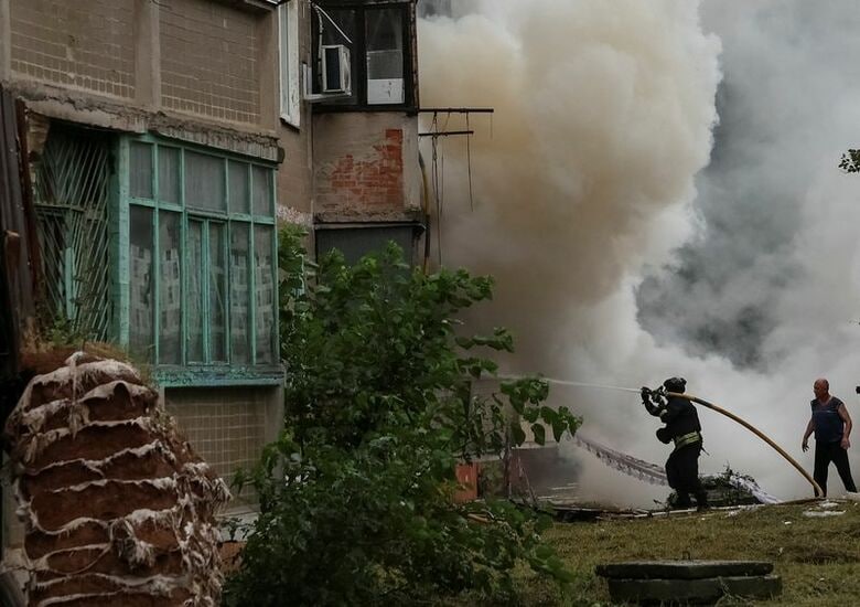 ７月１０日、ウクライナ東部ドネツク州の前線に近いクラマトルスクでロシア軍による攻撃を受けた集合住宅で消火活動に当たる消防隊　REUTERS/Anatolii Stepanov