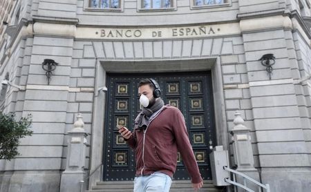 １２月１１日、 スペイン銀行（中央銀行）は新型コロナウイルスの感染再拡大で導入された新たな規制を受け、国内の景気回復が第４・四半期に停止した可能性が高いという見解を示した。写真は３月１４日、バルセロナで（２０２０年　ロイター／Nacho Doce）