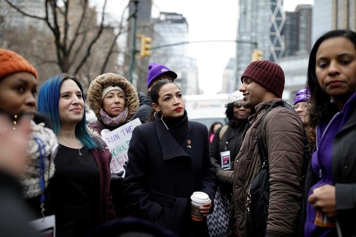 <strong>戦う機運も</strong>　格差に怒り、富裕層の所得税率を引き上げるよう提案しているオカシオコルテス米下院議員（写真中央）　Jose Alvarado Jr.-REUTERS