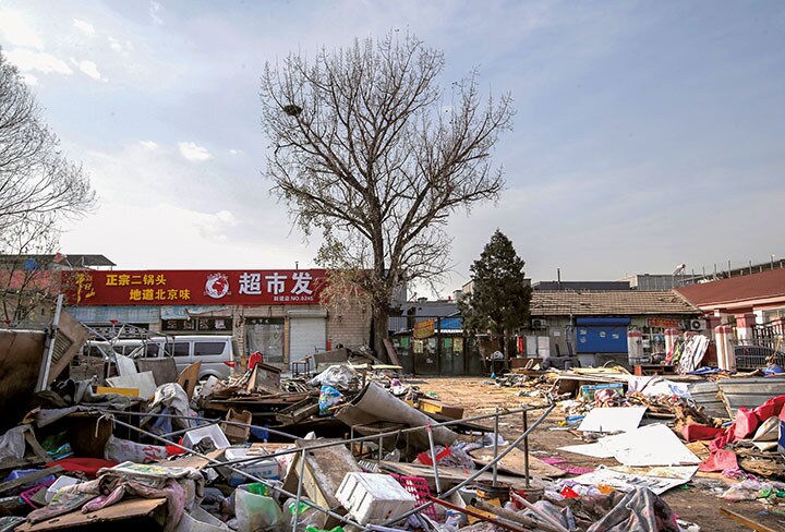 打ち捨てられた出稼ぎ労働者の生活用品　Jason Lee-REUTERS