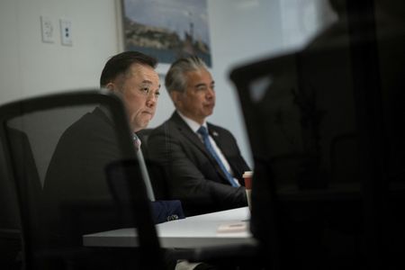 米カリフォルニア州のロブ・ボンタ司法長官とコネチカット州のウィリアム・トン司法長官。2月17日、サンフランシスコで撮影。REUTERS/Carlos Barria