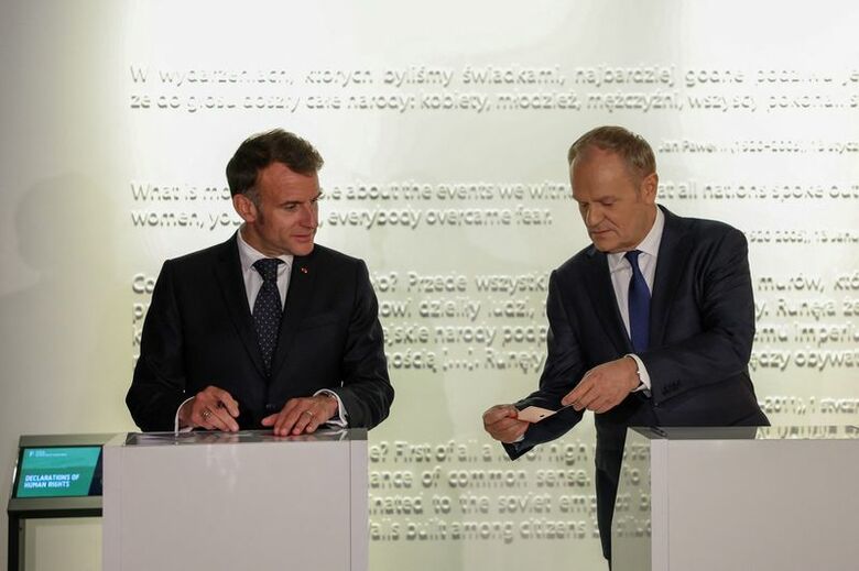 2026年4月20日、ポーランドのグダニスクにある欧州連帯センターを訪れたマクロン仏大統領とトゥスク・ポーランド首相。REUTERS/Kacper Pempel