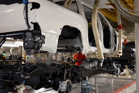 トランプ米政権との関税交渉を巡り、赤沢亮正経済再生相が近く訪米し、３度目の閣僚協議を行う。写真は米テキサス州サンアントニオのトヨタ工場で作業する労働者。２０２３年４月撮影（２０２５年　ロイター/Jordan Vonderhaar）