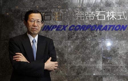 　９月１１日、国際石油開発帝石は、オーストラリアで主導する「イクシス」液化天然ガス（ＬＮＧ）開発プロジェクトについて、生産開始予定を当初の２０１６年末から２０１７年第３・四半期に延期すると発表した。写真は、国際石油開発帝石のロゴと同社の北村俊昭社長、１月撮影（２０１５年　ロイター／Toru Hanai）