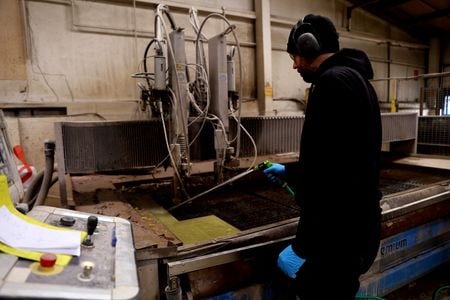 Ｓ＆Ｐグローバル／ＣＩＰＳが３日発表した２月の英国の製造業購買担当者景気指数（ＰＭＩ）改定値は４６．９で、前月の４８．３から低下し、１４カ月ぶりの低水準となった。国内の工場で２０２３年撮影。（２０２５年　ロイター/Carl Recine/File Photo）