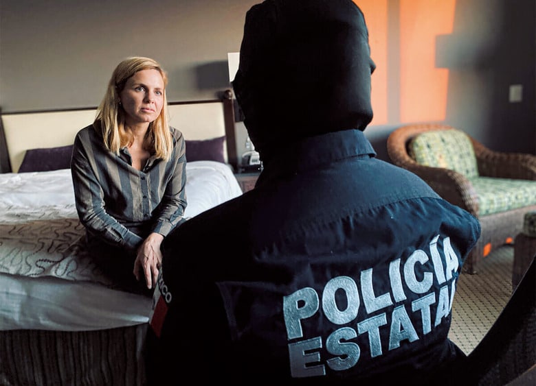 番組でメキシコの警察関係者に話を聞く筆者　EVERETT COLLECTION/AFLO