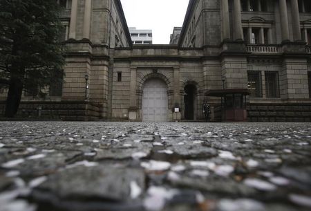 　６月１０日、日銀の佐藤健裕審議委員は午前、甲府市内で講演し、政策委員会として「現時点で政策対応の必要性はないと判断している」と述べた。また国債には金融機関の担保向けニーズもあるため、日銀による巨額の国債買い入れは「持続可能性が問題となろう」と懸念を示した。都内の日銀本店で４月撮影（２０１５年　ロイター/Yuya Shino）