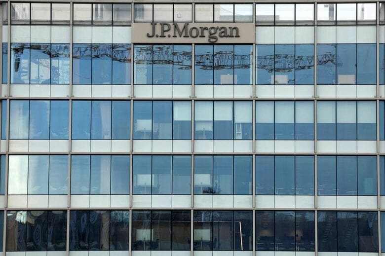 JPモルガンのロゴが掲げられたビル。ダブリンで1月撮影。REUTERS/Clodagh Kilcoyne