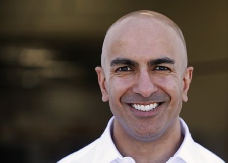 ６月１８日、米ミネアポリス地区連銀のカシュカリ総裁は、労働市場が新型コロナウイルス禍前の力強さを取り戻せるよう、少なくとも２０２３年末まではゼロ金利を維持することが望ましいという考えを示した。写真は２０１４年３月、カリフォルニア州を訪れるカシュカリ氏（２０２１年　ロイター／Lucy Nicholson）